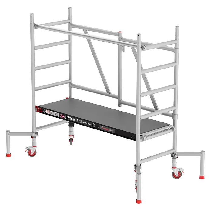Altrex Rollgerüst Klappgerüst RS Tower 54 Aluminium Holz-Plattform 0,75x1,85m ohne Safe-Quic - Arbeitshöhe: 2.750 m - Silberfarbenes Aluminium-Rollgerüst mit schwarzer Plattform und roten Lenkrollen.
