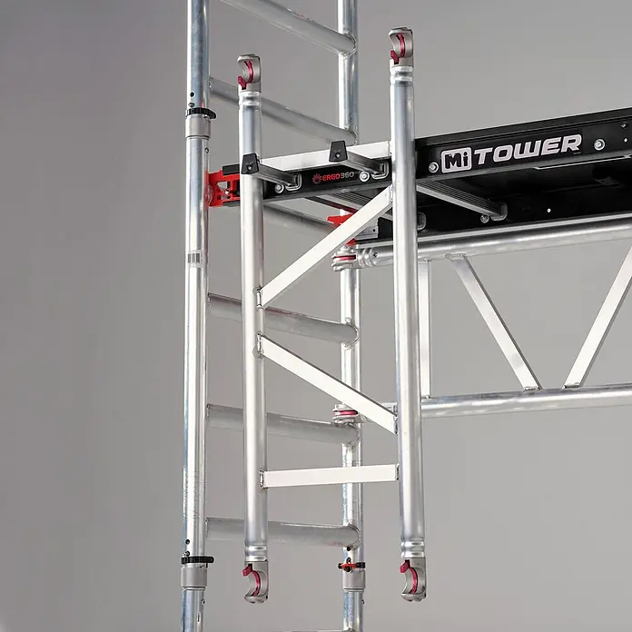 Altrex Rollgerüst MiTower 1-Personen-Gerüst Aluminium mit Holz-Plattform 0,75x1,27m 5,20m AH - Arbeitshöhe: 5.200 m - Silbernes Aluminium-Gerüst mit integrierter Leiter, schwarzer Plattform und roten Akzenten, mit „Mi TOWER“ und „ERGO 360“ Branding.