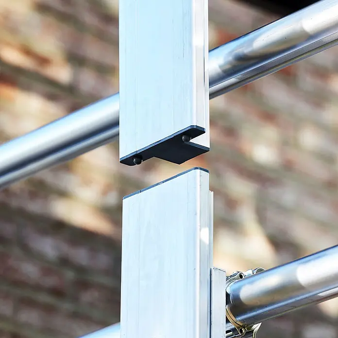 Altrex Rollgerüst Shuttle Basisset mit Winde 3,20m Plattformhöhe 5,20m Arbeitshöhe (kein Ge (Arbeitshöhe: 5.200 m, Belastbarkeit Plattform: 30 kg) -  - Zwei Aluminium-Gerüstprofile mit schwarzem Steckverbinder, bereit zur Montage.