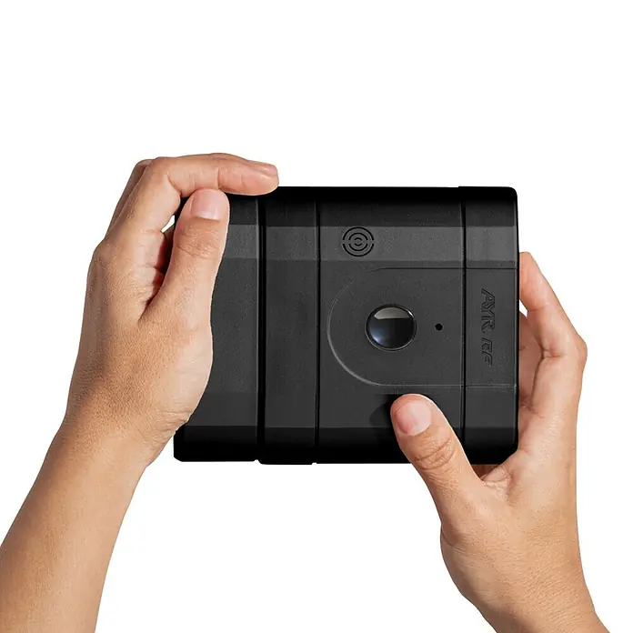 AYR Cerradura electrónica Lock RF - Negro, RFID - Dispositivo portátil negro con lente, sostenido horizontalmente por dos manos.