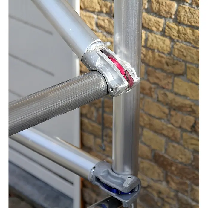 ASC Rollgerüst Rollgerüst Basic-Line 8,30m AH (DIN EN 1004:2004) - Arbeitshöhe: 8.300 m - Silberne Aluminium-Gerüstrohre, verbunden mit grauen Metallklemmen, eine mit roten, eine mit blauen Innenteilen.