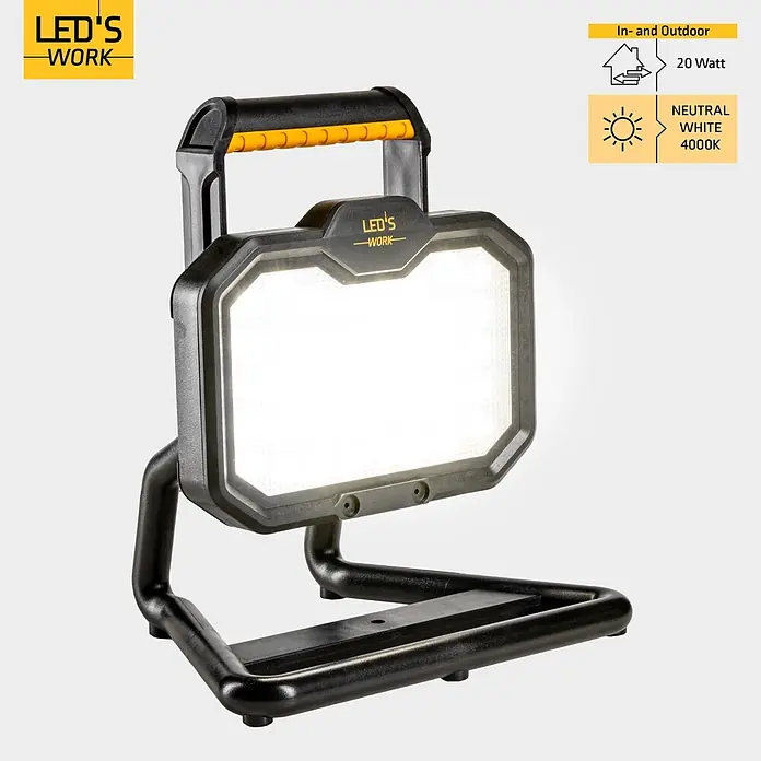 LED's work LED-Akkustrahler - L x B x H: 17,5 x 23,6 x 25,3 cm, 2.000 lm, Lichtfarbe: Neutralweiß, Akkubetrieben, IP54 - Schwarze LED's Work Handleuchte mit gelbem Griff, die helles weißes Licht abstrahlt.