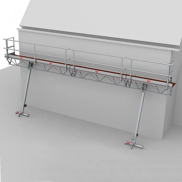 Altrex Rollgerüst Modulare Dreiecksbühne Euro 3-5 mit Handwinde MTB 6m lang -  - Modulares Fassadengerüstsystem aus silbernem Metall mit braunen Plattformen und zwei Stützbeinen, an weißem Gebäude montiert. Marke 'Altrex' sichtbar.