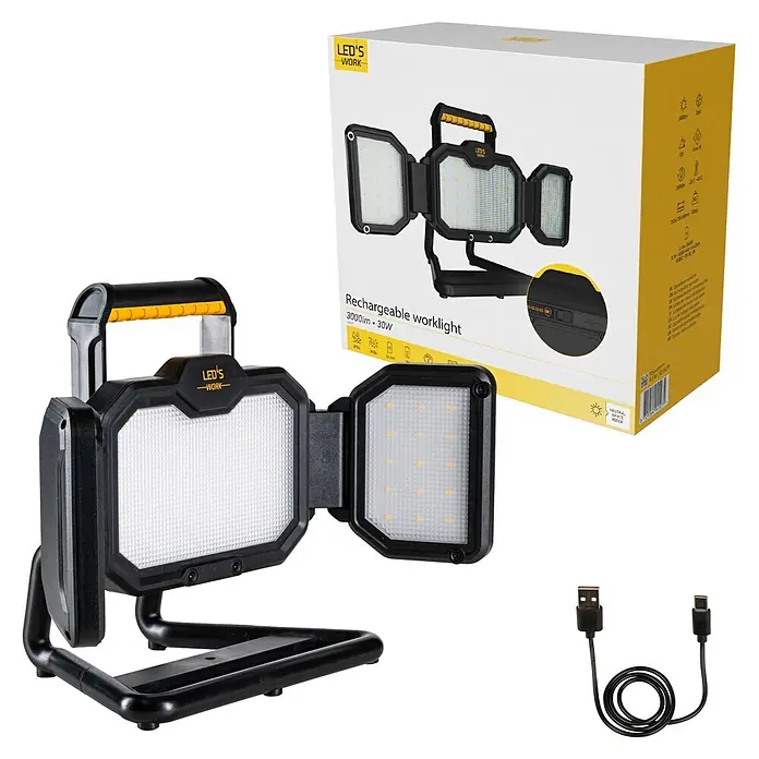 LED's work LED-Akkustrahler - L x B x H: 17,5 x 46,8 x 25,3 cm, 3.000 lm, Lichtfarbe: Neutralweiß, Akkubetrieben, IP54 - Schwarze, gelb akzentuierte wiederaufladbare LED-Arbeitsleuchte mit zwei Panelen, Verpackung und USB-C-Ladekabel.