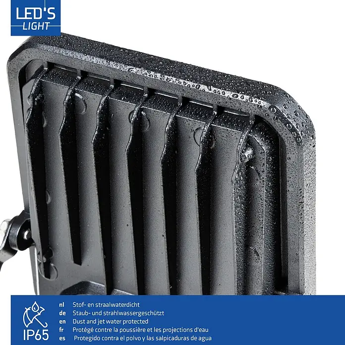 LED's work LED-Sensor-Außenwandleuchte - 50 W, L x B x H: 5,7 x 17,9 x 17,9 cm, Schwarz, Neutralweiß - Nahaufnahme eines schwarzen, strukturierten LED-Leuchtengehäuses mit Wassertropfen, das seine IP65 Staub- und Strahlwasserschutz hervorhebt.