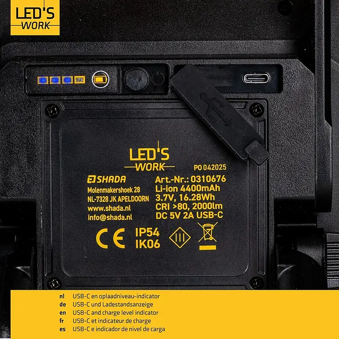 LED's work LED-Akkustrahler - L x B x H: 17,5 x 23,6 x 25,3 cm, 2.000 lm, Lichtfarbe: Neutralweiß, Akkubetrieben, IP54 - Rückseite einer schwarzen, texturierten LED-Arbeitsleuchte mit Produktspezifikationen, Batteriestandsanzeige und USB-C-Anschluss.