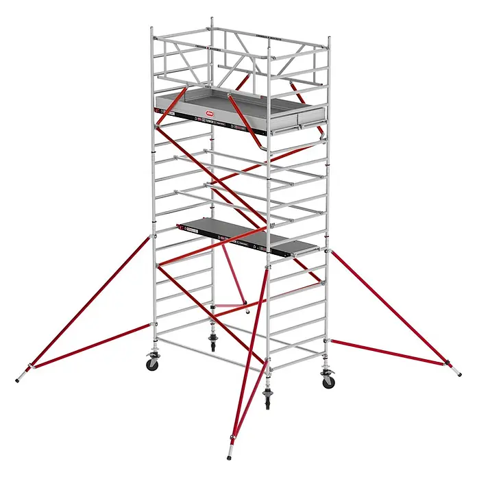 Altrex Rollgerüst Fahrgerüst RS Tower 52 Aluminium mit Holz-Plattform 6,20m AH 1,35x3,05m - Arbeitshöhe: 6.200 m - Ein mobiles Gerüst aus Aluminium mit roten Diagonalstreben, schwarzen Plattformen, Rädern und Auslegern.