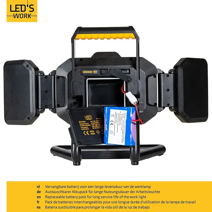 LED's work LED-Akkustrahler - L x B x H: 17,5 x 46,8 x 25,3 cm, 3.000 lm, Lichtfarbe: Neutralweiß, Akkubetrieben, IP54 - Schwarze Arbeitsleuchte mit offenem Batteriefach, das austauschbare Akkupacks zeigt.