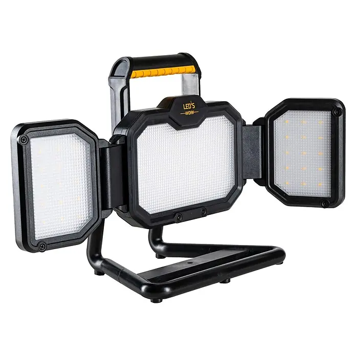 LED's work LED-Akkustrahler - L x B x H: 17,5 x 46,8 x 25,3 cm, 3.000 lm, Lichtfarbe: Neutralweiß, Akkubetrieben, IP54 - Schwarze LED-Arbeitsleuchte mit drei verstellbaren Panelen und gelbem Griff, für breite Ausleuchtung.