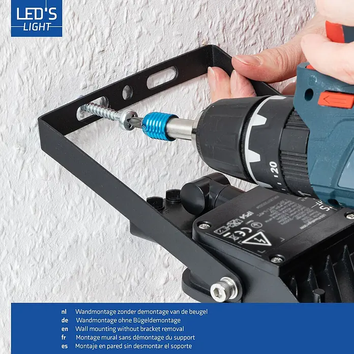 LED's work LED-Sensor-Außenwandleuchte - 50 W, L x B x H: 5,7 x 17,9 x 17,9 cm, Schwarz, Neutralweiß - Schwarze LED-Fluterhalterung wird mit Akkuschrauber direkt an eine weiße Wand geschraubt, ohne Demontage der Halterung.