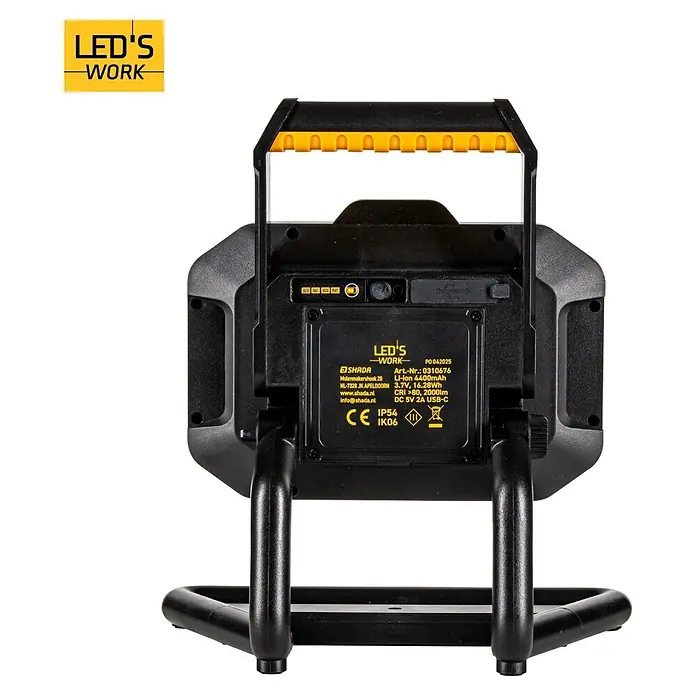 LED's work LED-Akkustrahler - L x B x H: 17,5 x 23,6 x 25,3 cm, 2.000 lm, Lichtfarbe: Neutralweiß, Akkubetrieben, IP54 - Schwarze und gelbe tragbare LED-Arbeitsleuchte mit Ständer, Rückansicht mit Produktspezifikationen.