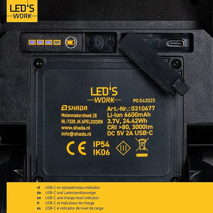 LED's work LED-Akkustrahler - L x B x H: 17,5 x 46,8 x 25,3 cm, 3.000 lm, Lichtfarbe: Neutralweiß, Akkubetrieben, IP54 - Schwarzes Elektronikgerät mit gelbem Produktetikett, USB-C-Ladeanschluss und Akkuladezustandsanzeige.