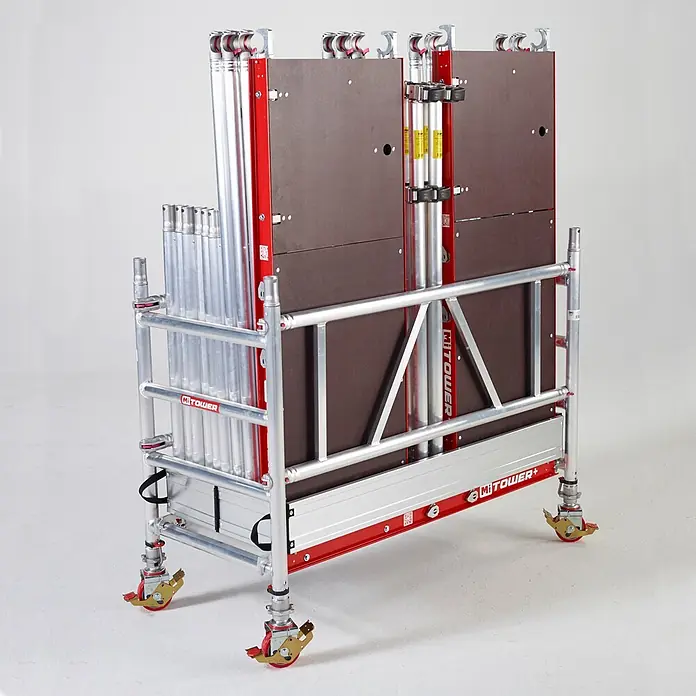 Altrex Rollgerüst MiTower PLUS Fahrgerüst 1-Person-Aufbau Aluminium mit breiter Fiber-Deck P - Arbeitshöhe: 5.200 m - Rotes und silbernes MiTower+ Rollgerüst, zusammengeklappt für den Transport auf roten Lenkrollen, mit Aluminiumrahmen und dunkelbraunen Plattformen.
