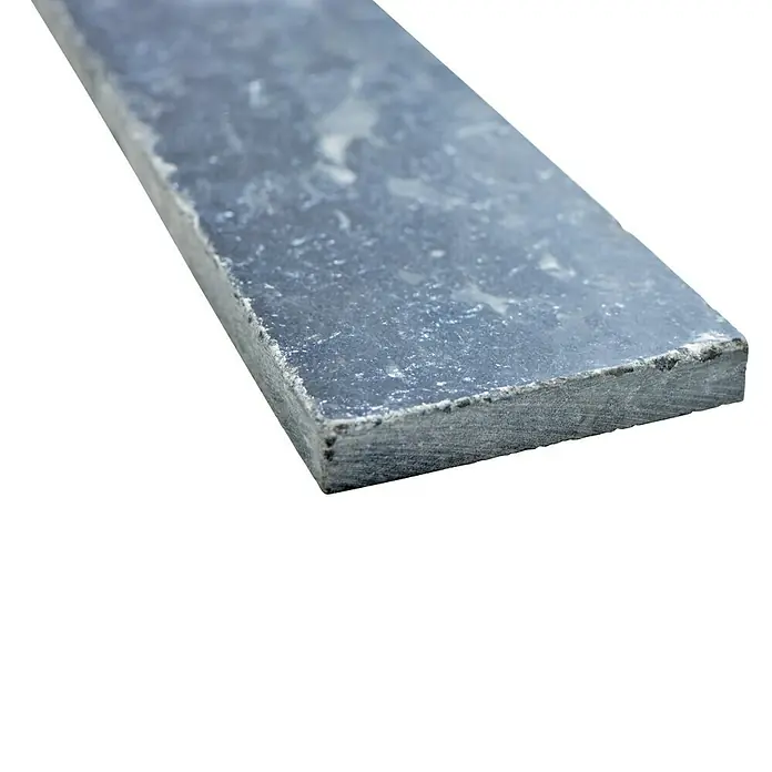 Sockelfliese Nero SO 43470 - 7 x 40,6 cm, Schwarz, Matt - Nahaufnahme eines rechteckigen, silberfarbenen Metallbarrens, ideal für industrielle Anwendungen und Bauprojekte.