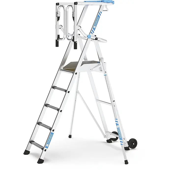 Zarges Teleskopleiter fahrbar gebördelte Teleskop Plattformleiter ZAP SAFEMASTER MAX S 3 Stufen - Anzahl Tritte: 3 Stk., Arbeitshöhe: 2.700 m, Belastbarkeit: 150 kg, Aluminium - Silberne Aluminium-Arbeitsplattformleiter mit blauen Akzenten, Sicherheitsgeländern, Arbeitsplattform und Rädern, ZARGES Logo.