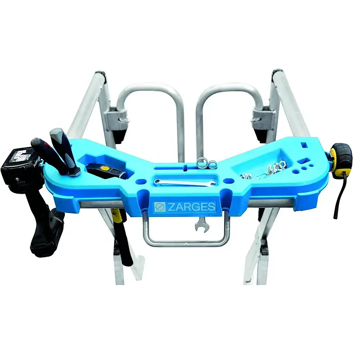 Zarges Teleskopleiter fahrbar gebördelte Teleskop Plattformleiter ZAP SAFEMASTER MAX S 3 Stufen - Anzahl Tritte: 3 Stk., Arbeitshöhe: 2.700 m, Belastbarkeit: 150 kg, Aluminium - Blaue ZARGES Werkzeugablage mit Schraubendrehern, Schraubenschlüsseln, Bolzen und Maßband, Bohrer hängt, an Leiter/Gerüst befestigt.