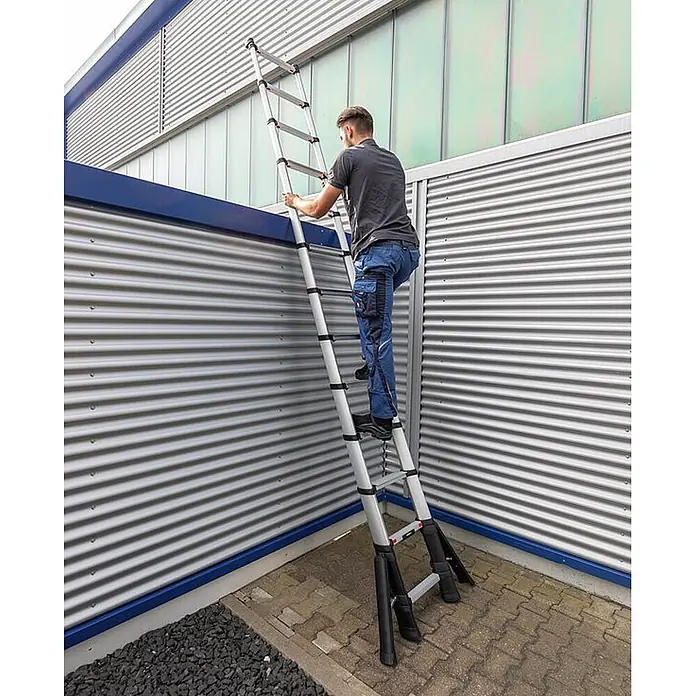 Iller Leiter Teleskopleiter Teleskop Telesteps PRIME LINE eloxiert mit Dreikant Holmprofil 13 Stufen - Anzahl Tritte: 13 Stk., Arbeitshöhe: 4.900 m, Aluminium - Mann klettert auf einer ausgefahrenen silber-schwarzen Teleskopleiter an einem Wellblechgebäude.