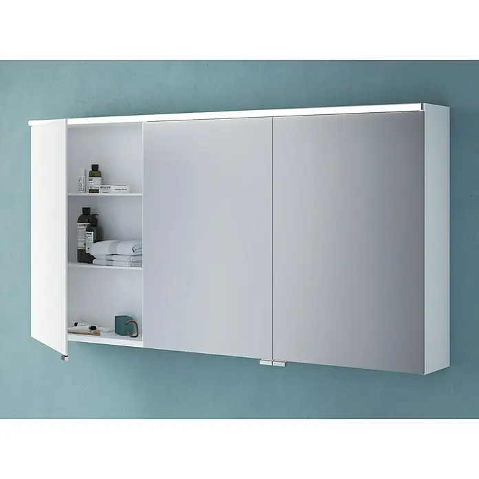 Camargue LED-Spiegelschrank Cube/Loft - B x H: 120 x 62 cm, Mit Beleuchtung, Weiß - Ein Badezimmerschrank mit Spiegel und weißem Korpus hängt an einer blauen Wand. Die linke Tür ist geöffnet und gibt den Blick auf das Innere frei.