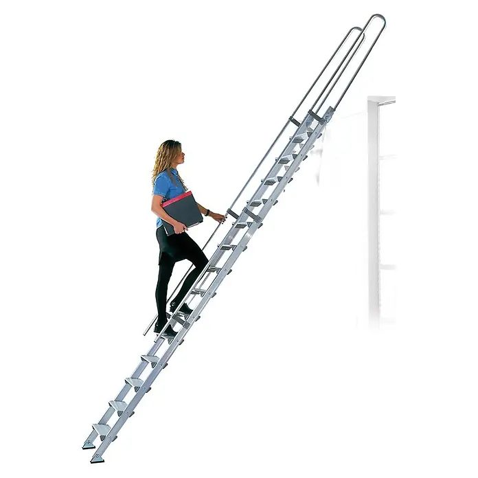 Facal Mehrzweckleiter S15/22 Regaleinhängeleiter ohne Traverse Aluminium S600 7 Stufen - Anzahl Tritte: 7 Stk., Arbeitshöhe: 3.000 m, Aluminium - Silberne Aluminiumleiter mit Handläufen, von einer Frau in Geschäftskleidung mit einer Mappe bestiegen.