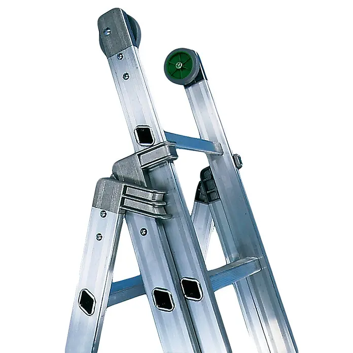Facal Mehrzweckleiter Mehrzweckleiter DAMA 3-teilig 3x11 Sprossen - Anzahl Tritte: 11 Stk., Arbeitshöhe: 9.240 m, Aluminium - Silberne Aluminium-Mehrzweckleiter mit grünen Rollen, die ihr Gelenkdesign zeigt.