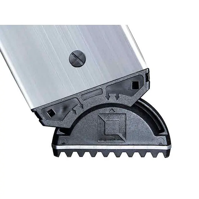 Munk Mehrzweckleiter Mehrzweckleiter mit Nivello® Traverse 3x8 Sprossen - Anzahl Tritte: 8 Stk., Arbeitshöhe: 6.900 m, Aluminium - Schwarzer gezahnter Leiterfuß mit Gelenk, befestigt an einem silberfarbenen Leiterprofil.