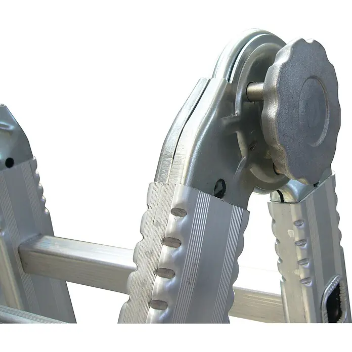 Facal Mehrzweckleiter Vielzweckleiter S300 7+7 Sprossen - Anzahl Tritte: 14 Stk., Arbeitshöhe: 5.220 m, Aluminium - Nahaufnahme eines silbernen Aluminium-Klappleiterscharniers mit großem Einstellknopf und strukturierten Sprossen.
