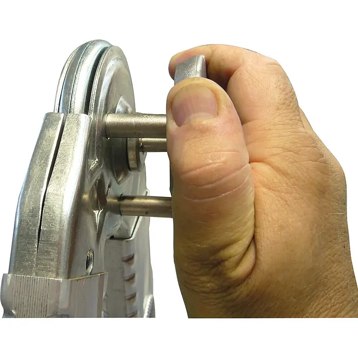 Facal Mehrzweckleiter Vielzweckleiter S300 7+7 Sprossen - Anzahl Tritte: 14 Stk., Arbeitshöhe: 5.220 m, Aluminium - Eine Hand betätigt ein silbernes Metall-Crimpwerkzeug oder eine Presse, zeigt Mechanismus und Bedienung.