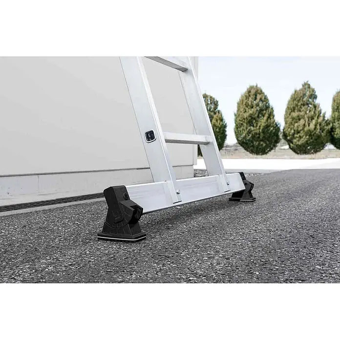 Munk Mehrzweckleiter Mehrzweckleiter mit Nivello® Traverse 3x8 Sprossen - Anzahl Tritte: 8 Stk., Arbeitshöhe: 6.900 m, Aluminium - Eine Aluminiumleiter mit schwarzen verstellbaren Füßen steht sicher auf Asphalt an einer weißen Wand.