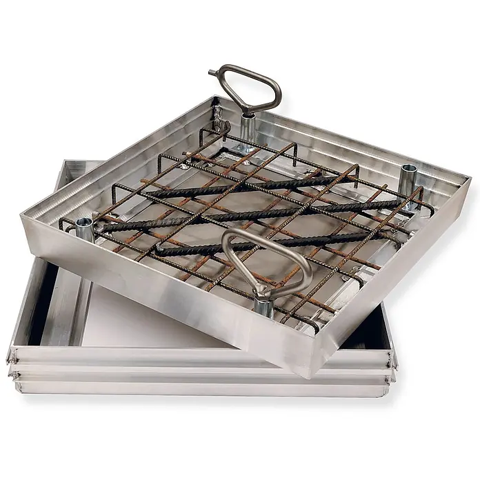 Zarges Mehrzweckleiter Schachtabdeckung - Aluminium - Quadratische Aluminium-Revisionsklappe mit Bewehrung für Betoneinlage und zwei Hebegriffen, auf der Basis liegend.
