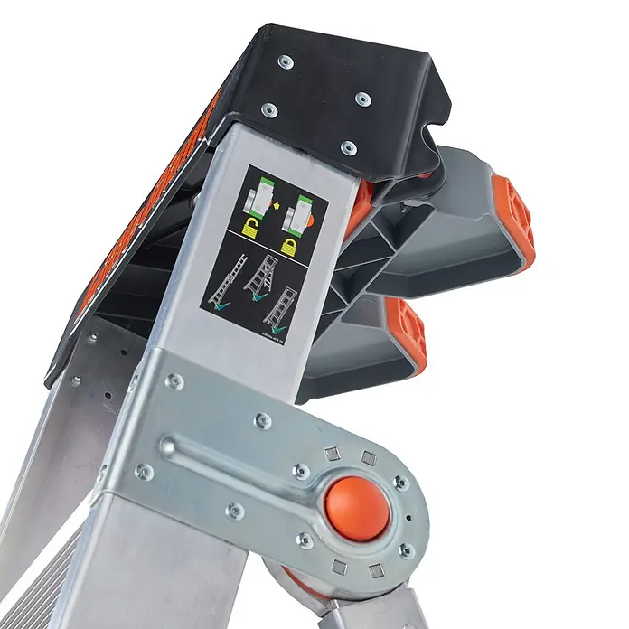 Altrex Mehrzweckleiter King Kombo 3-in-1 Stehleiter mit 6+3 Stufen - Anzahl Tritte: 9 Stk., Arbeitshöhe: 4.000 m - Nahaufnahme des Gelenks und Sicherheitsverschlusses einer Aluminium-Gelenkleiter mit orangefarbenen Akzenten und Anleitungsetiketten.