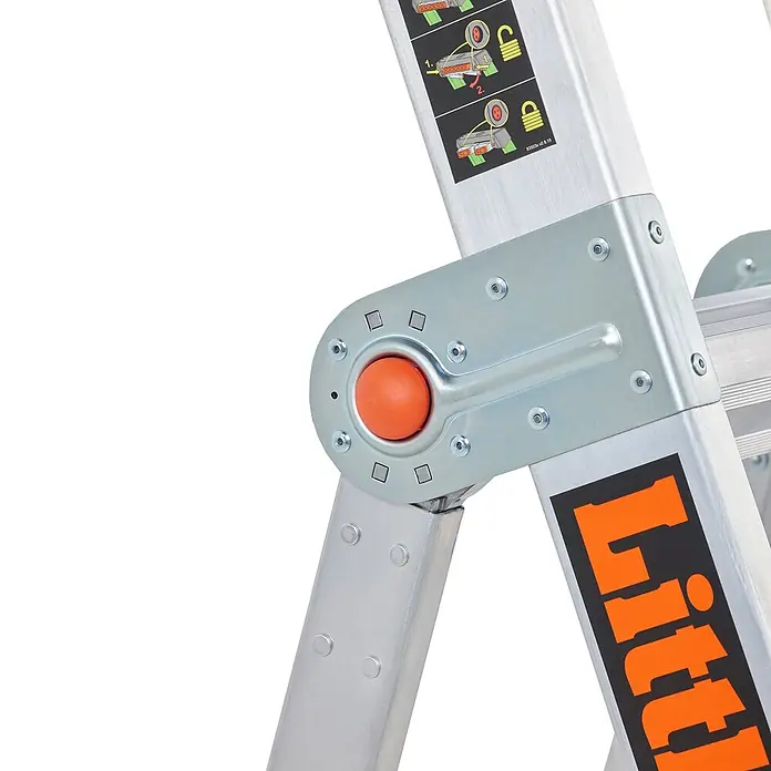 Altrex Mehrzweckleiter King Kombo 3-in-1 Stehleiter mit 6+3 Stufen - Anzahl Tritte: 9 Stk., Arbeitshöhe: 4.000 m - Nahaufnahme des silbernen Aluminium-Leiterscharniers mit orangefarbenem Druckknopf, zeigt einen Teil des Little Giant-Etiketts und Sicherheitshinweise.