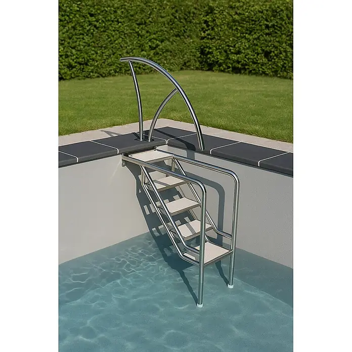 Ideal Eichenwald Anlegeleiter Pooltreppe Modell 08.3 Miami nur Unterteil Beckentiefe 1199mm 4 -Waffelblec - Anzahl Tritte: 4 Stk., Belastbarkeit: 120 kg, Edelstahl - Edelstahl-Poolleiter mit vier strukturierten Stufen und integriertem Handlauf, in einem hellblauen Schwimmbecken.