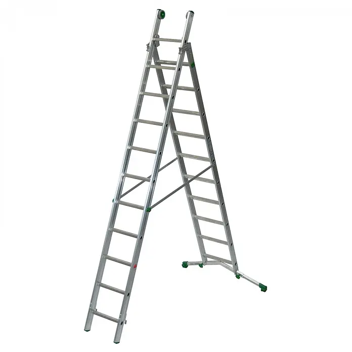 Facal Mehrzweckleiter Mehrzweckleiter SUPERPRIMA S600 2-teilig 10+11 Sprossen - Anzahl Tritte: 10 Stk., Arbeitshöhe: 6.600 m, Aluminium - Silberne Aluminium-Mehrzweckleiter mit grünen Sicherheitsfüßen und oberen Rollen, als Stehleiter aufgestellt.