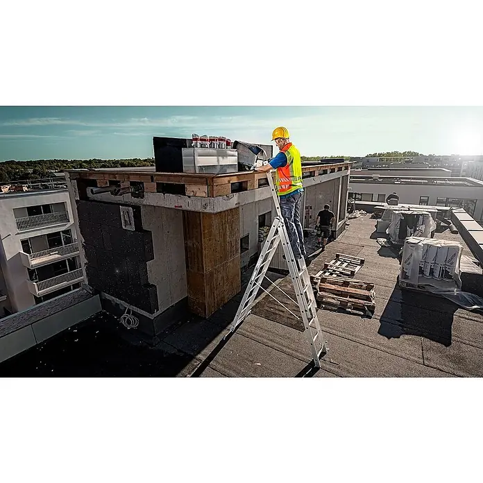 Werner Mehrzweckleiter Mehrzweckleiter 3x8 Sprossen - Anzahl Tritte: 8 Stk., Arbeitshöhe: 6.020 m, Aluminium - Silberne Aluminiumleiter, die ein Arbeiter auf einem Dach verwendet, um eine Gebäudestruktur zu erreichen.