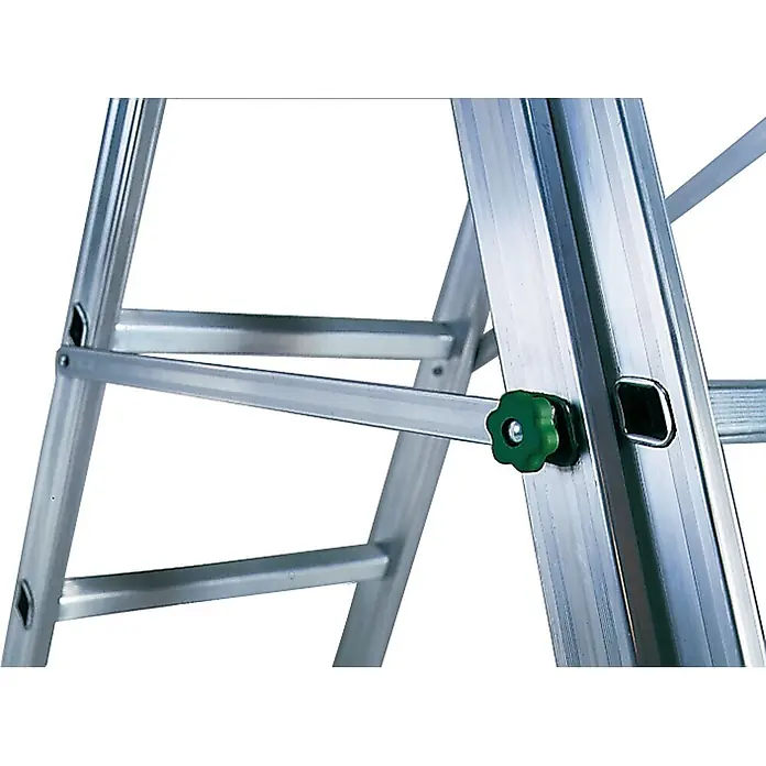 Facal Mehrzweckleiter Mehrzweckleiter SUPERPRIMA S600 2-teilig 6+7 Sprossen - Anzahl Tritte: 6 Stk., Arbeitshöhe: 4.500 m, Aluminium - Detail einer silbernen Aluminiumleiter mit grünem Sterngriff zur Fixierung einer Querstrebe am Holm.