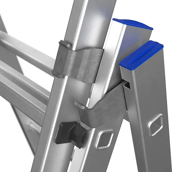 Werner Mehrzweckleiter Mehrzweckleiter 3x8 Sprossen - Anzahl Tritte: 8 Stk., Arbeitshöhe: 6.020 m, Aluminium - Silbernes Aluminium-Ausziehleiter-Verriegelungssystem mit blauen Kappen und schwarzem Einstellknopf.