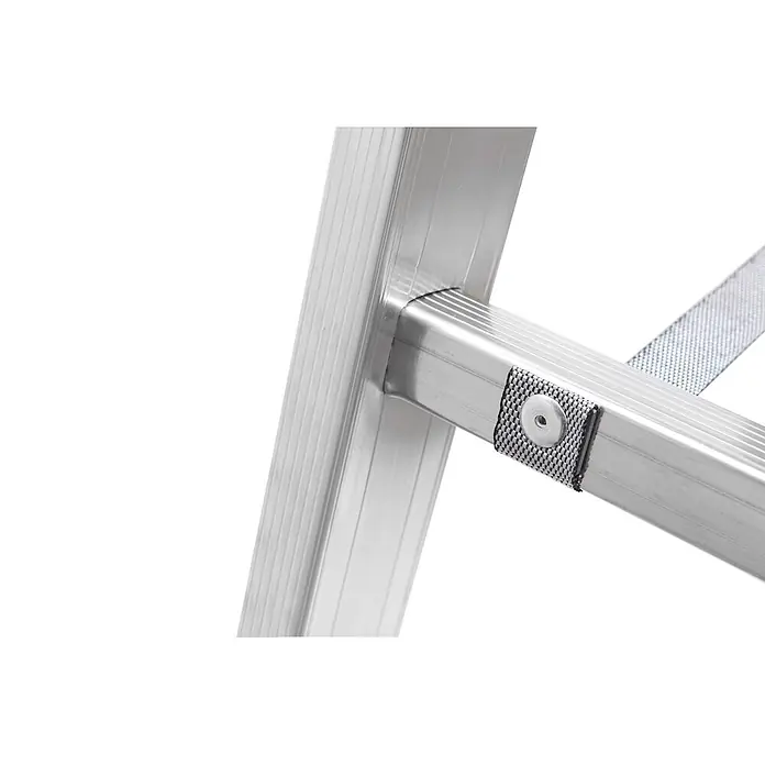 Hymer Mehrzweckleiter Mehrzweckleiter mit verpressten Leiterfüßen 2x10 Sprossen - Anzahl Tritte: 10 Stk., Arbeitshöhe: 5.740 m, Aluminium - Detail einer silbernen Aluminiumleiter, zeigt eine Sprosse am Holm und einen Sicherungsgurt.
