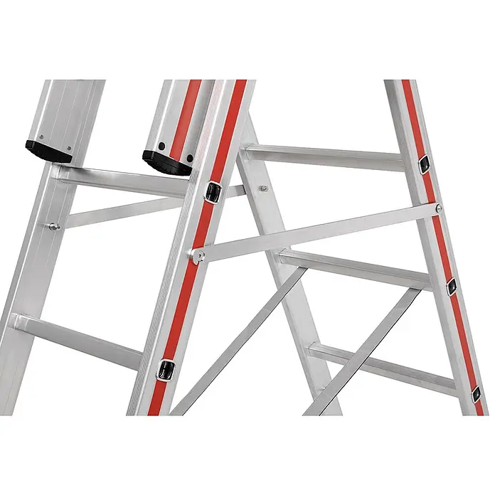 Hymer Mehrzweckleiter Stufenmehrzweckleiter mit Wandlaufrollen 3x6 Sprossen/Stufen - Arbeitshöhe: 4.890 m, Aluminium - Nahaufnahme einer silbernen Aluminium-Mehrzweckleiter mit roten Streifen, schwarzen Antirutschfüßen und grauen Sicherungsgurten.