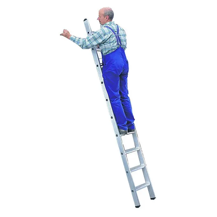 Euroline Mehrzweckleiter Premium 30182 Alu-Regalleiter mit 6 Stufen - Anzahl Tritte: 6 Stk., Arbeitshöhe: 2.800 m, Aluminium - Mann in blauer Latzhose auf silberner Anlegeleiter bei der Arbeit.