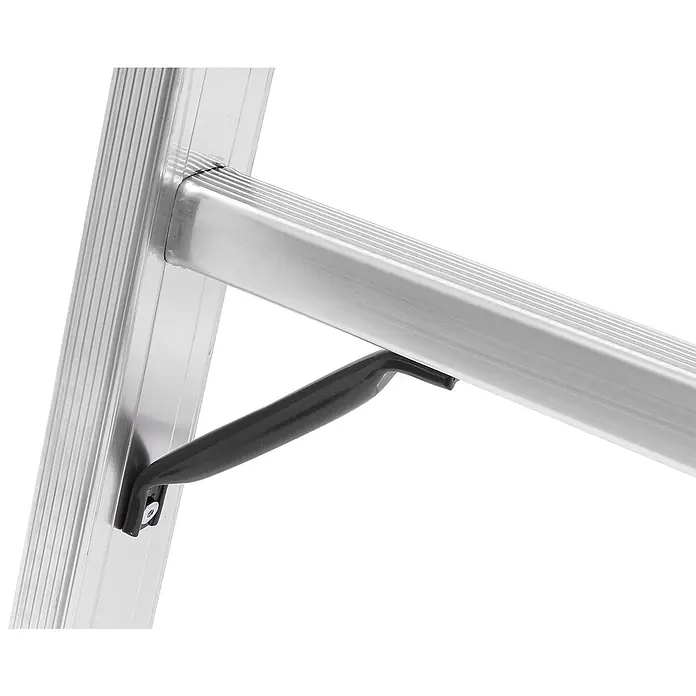 Hymer Mehrzweckleiter Stufenmehrzweckleiter mit Wandlaufrollen 3x6 Sprossen/Stufen - Arbeitshöhe: 4.890 m, Aluminium - Silberfarbene Leiter mit einem schwarzen, ergonomisch geformten Griff am Holm befestigt.