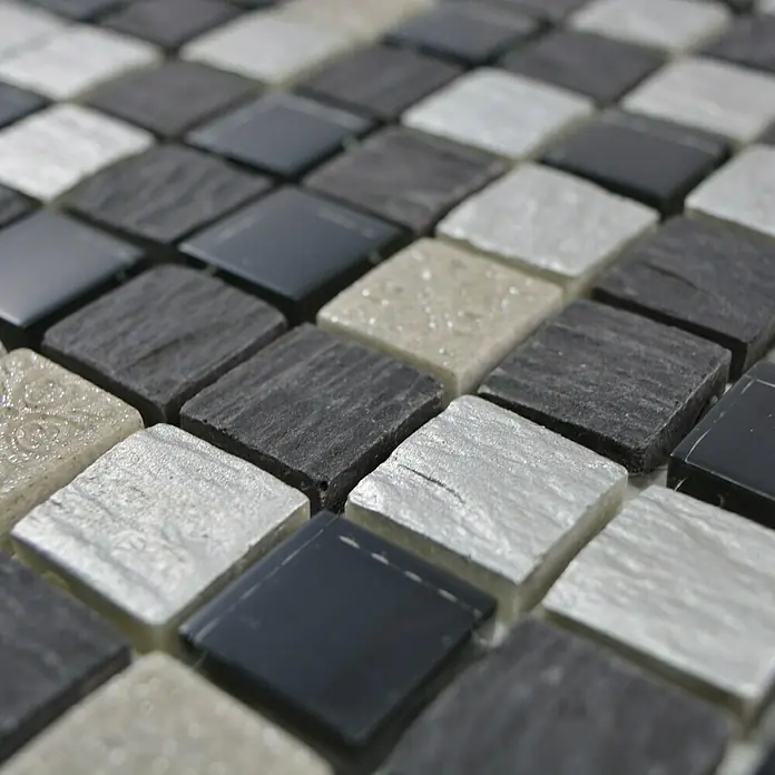 Mosaikfliese Quadrat Crystal Mix XCM HQ28 - 30 x 30 cm, Grau/Schwarz, Matt - Nahaufnahme von quadratischen Mosaikfliesen in Schwarz-, Grau- und Weißtönen, die ein attraktives Muster für Wand- oder Bodengestaltung bieten.