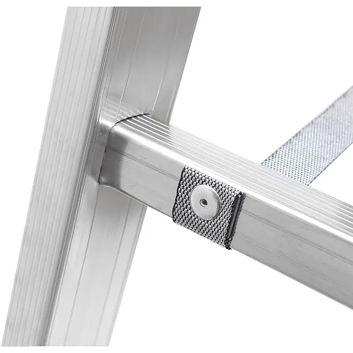 Hymer Mehrzweckleiter Stufenmehrzweckleiter mit Wandlaufrollen 3x6 Sprossen/Stufen - Arbeitshöhe: 4.890 m, Aluminium - Nahaufnahme einer silbernen Aluminiumleiter mit Sprossen, Holm und einem schwarz-weiß karierten Sicherungsgurt, befestigt mit einer Metallniete.