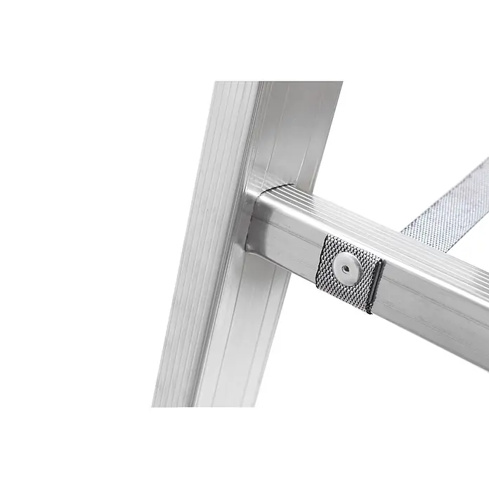 Hymer Mehrzweckleiter Mehrzweckleiter mit massiven Stahlbeschlägen 3x12 Sprossen - Anzahl Tritte: 12 Stk., Arbeitshöhe: 9.320 m, Aluminium - Nahaufnahme einer silbernen Aluminiumleiter, die eine Sprosse zeigt, die mit einem Stoffgurt am Holm befestigt ist.