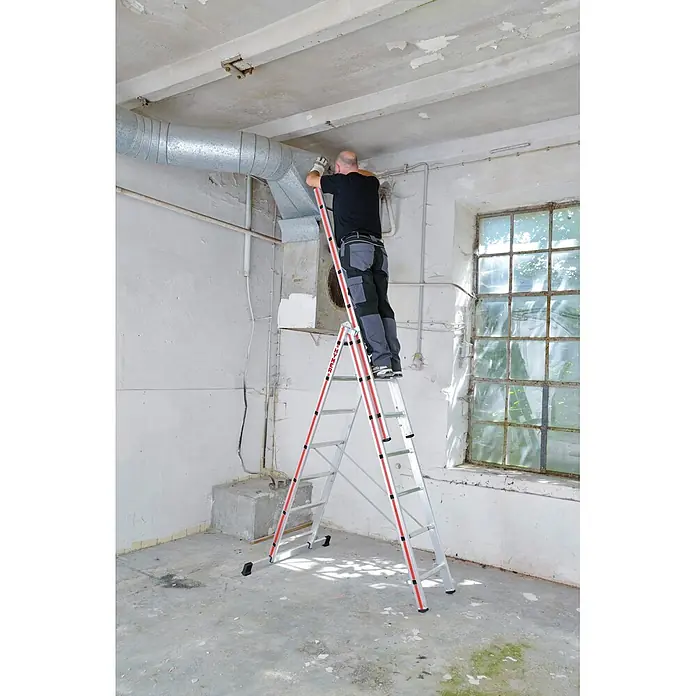 Hymer Mehrzweckleiter Mehrzweckleiter mit massiven Stahlbeschlägen 3x12 Sprossen - Anzahl Tritte: 12 Stk., Arbeitshöhe: 9.320 m, Aluminium - Mann auf silberner A-Leiter mit roten Akzenten, der Deckenkanäle bearbeitet.