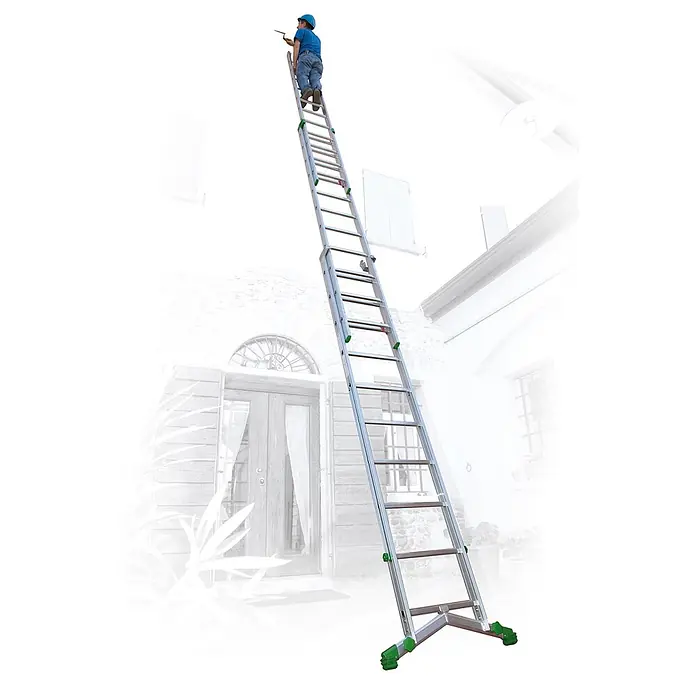 Facal Mehrzweckleiter Mehrzweckleiter SUPERPRIMA S600 3-teilig 6+7+7 Sprossen - Anzahl Tritte: 6 Stk., Arbeitshöhe: 5.950 m, Aluminium - Ausfahrbare Aluminium-Mehrzweckleiter mit Arbeiter, der hoch reicht, zeigt ihre Länge und grüne Fußstabilisatoren.