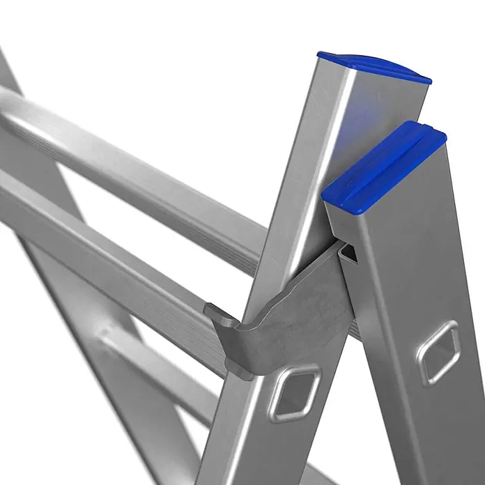 Werner Mehrzweckleiter Mehrzweckleiter 2x11 Sprossen - Anzahl Tritte: 11 Stk., Arbeitshöhe: 6.280 m, Aluminium - Nahaufnahme einer Aluminium-Mehrzweckleiter mit blauen Endkappen und Metallverriegelung, die zwei Segmente verbindet.