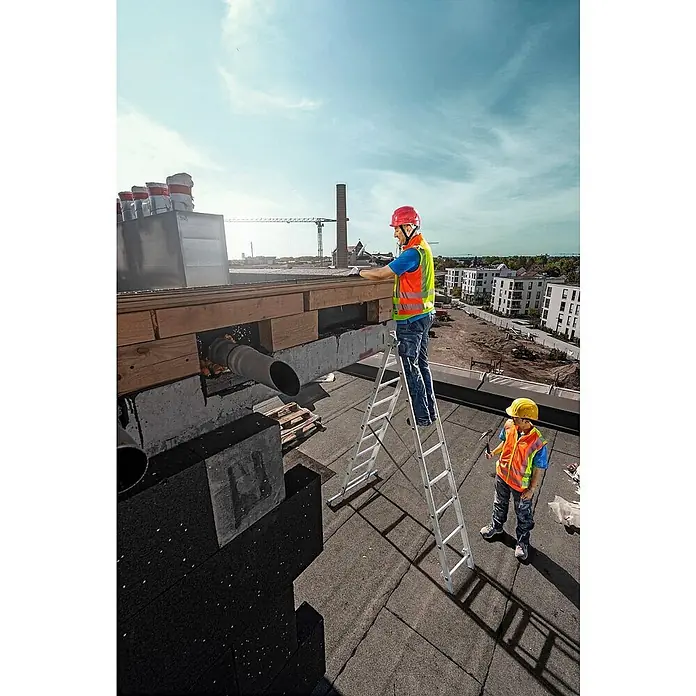 Werner Mehrzweckleiter Mehrzweckleiter 2x11 Sprossen - Anzahl Tritte: 11 Stk., Arbeitshöhe: 6.280 m, Aluminium - Silberne Aluminiumleiter, die von einem Arbeiter auf einem Dach bei Bauarbeiten verwendet wird.