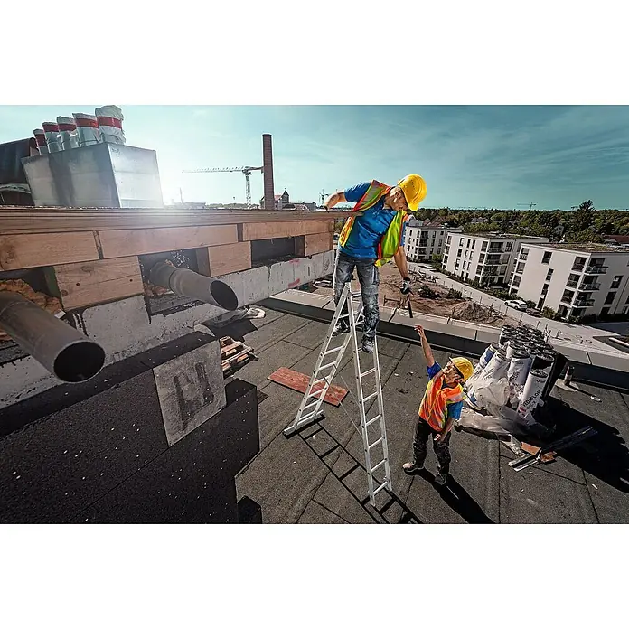 Werner Mehrzweckleiter Mehrzweckleiter 2x11 Sprossen - Anzahl Tritte: 11 Stk., Arbeitshöhe: 6.280 m, Aluminium - Silberne Aluminium-Stehleiter im Einsatz eines Bauarbeiters auf einem Dach, um einen erhöhten Arbeitsbereich zu erreichen, während ein anderer Arbeiter hilft.