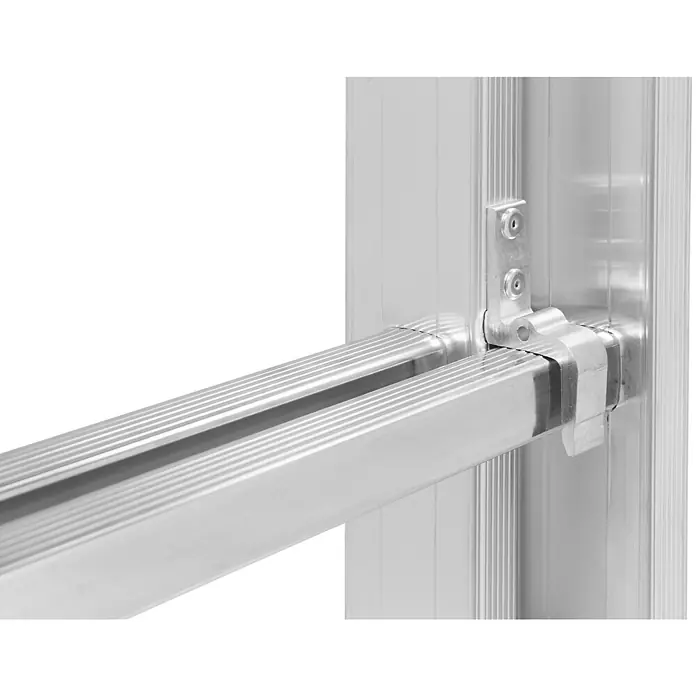 Hymer Mehrzweckleiter Schiebeleiter 2x16 Sprossen - Arbeitshöhe: 8.980 m, Aluminium - Nahaufnahme einer silbernen, geriffelten Aluminium-Sprosse, die mit einer Metallhalterung und einem Sicherungshaken an einem vertikalen Rahmen befestigt ist.