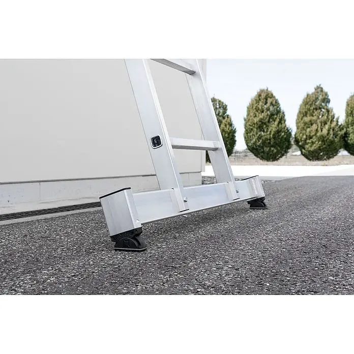 Munk Stehleiter Stehleiter mit nivello-Traverse 4x12 Sprossen - Anzahl Tritte: 8 Stk., Arbeitshöhe: 7.000 m, Aluminium - Unterteil einer Aluminiumleiter mit verstellbaren, stabilen schwarzen Füßen auf Asphalt, für sicheren Stand.